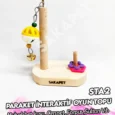 🐦 Paraket interaktif ahşap oyun standı, kafes içi veya düz zeminde kullanılır 🔔 Zilli ve hareketli top detayı ile oyun ve keşfi destekler 🌳 Doğal ahşap gövde, dengeli ve güvenli yapı